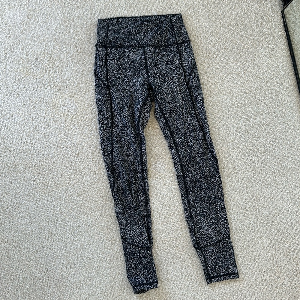 LuluLemon Leggings Black and White Pattern